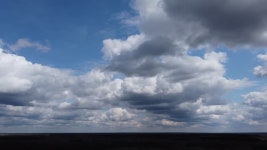 구름 배경이 있는 아름다운 푸른 하늘. 하늘 구름. 구름이 있는 하늘 날씨 자연 구름 파란색 무비클립, 동영상, 영상,HD 영상, HD 비디오, HD... 
