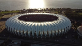 브라질 포르투 알레그레 시내의 스포츠 센터 경기장에서 일몰. Rio Grande do Sul 주. 도시의 관광 랜드마크의 풍경입니다. 역사적인... 