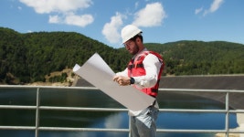 조경가는 녹지 재개발을 위해 댐 근처에서 작업합니다. 무비클립, 동영상, 영상,HD 영상, HD 비디오, HD 비디오클립. 무비클립 225843209