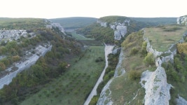 바위 사이의 좁은 협곡에 있는 녹색 나무 농장의 전망. 고지대 농업 무비클립, 동영상, 영상,HD 영상, HD 비디오, HD 비디오클립. 무비클립... 