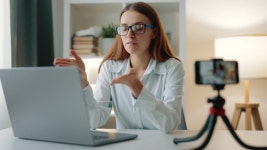 Vlog 제작에 스마트폰을 사용하는 여성 블로거 무비클립, 동영상, 영상,HD 영상, HD 비디오, HD 비디오클립. 무비클립 223436854 Vlog 제작에... 