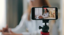 브이로그 콘텐츠 만들기: 여성과 스마트폰 무비클립, 동영상, 영상,HD 영상, HD 비디오, HD 비디오클립. 무비클립 223436855