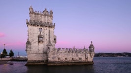 리스보아(Lisboa)의 유명한 관광 랜드마크이자 관광 명소인 벨렘 타워(Belem Tower) 또는 세인트 빈센트 타워(Tower of St Vincent)는 황혼... 