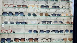 안경. 쇼핑. 소매 쇼핑몰에서 선글라스를 구입. 광학 상점. 무비클립, 동영상, 영상,HD 영상, HD 비디오, HD 비디오클립. 무비클립 223844362