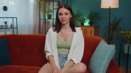 화난 소녀는 손을 접은 채 손바닥을 접지 않고, 마무리에 대한 경고, 접근 금지, 의사소통 감소, 신체 언어, 위험 등을 말합니다. 실내에서... 