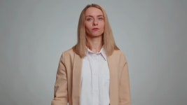 비즈니스 여성은 중지 제스처, 종료 경고, 접근 금지, 의사 소통 감소, 신체 언어, 위험에 손바닥 접힌 손을 잡고 있지 않다고 말합니다. 회색... 