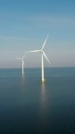 구름과 바다의 푸른 하늘이 있는 근해 풍차 공원, 풍력 터빈 Flevoland 네덜란드 Ijsselmeer가 있는 바다 공중 전망의 풍차 공원. 친환경... 