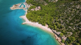 크로아티아 마카르스카 리비에라(Croatia Makarska Riviera)의 하얀 모래 해변이 있는 바위 해안선의 바다 경치와 소나무 숲. 무비클립... 