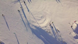 겨울 슬로프에 많은 스키어. 공중 뷰 플랫 레이 무비클립, 동영상, 영상,HD 영상, HD 비디오, HD 비디오클립. 무비클립 225999711. 겨울... 
