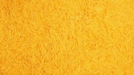 시계 반대 방향으로 천천히 회전하는 익히지 않은 국수의 배경 - 위쪽 뷰. 말린 당면의 질감이 돌아갑니다. 생 파스타 - 왼쪽 회전... 