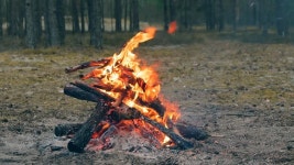 불타는 캠프파이어. 자연 속의 벽난로 - 정적 샷, 슬로우 모션 무비클립, 동영상, 영상,HD 영상, HD 비디오, HD 비디오클립. 무비클립 188976207... 