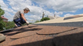 부드러운 지붕을 놓는 것. 건설은 높이에서 작동합니다. 무비클립, 동영상, 영상,HD 영상, HD 비디오, HD 비디오클립. 무비클립 205190415