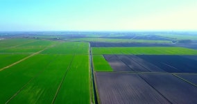 좁은 물 관개 운하가 갈색 경작지를 가로지릅니다. 무비클립, 동영상, 영상,HD 영상, HD 비디오, HD 비디오클립. 무비클립 190767990