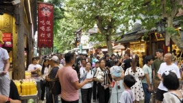 주간에는 청두 콴자이 골목(Kuanzhai Alley)의 보행자 구역에 많은 인파가 모여들고, 활기 넘치는 노점상, 수공예품과 전통 장신구를... 