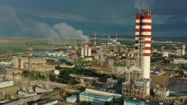 굴뚝 연기가 있는 석유 및 가스 정유 공장의 공중 전망, 비즈니스 석유 화학 산업, 전력 및 연료 에너지, 생태계 및 건강한 환경 개념, 4k... 