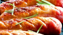 지글지글 맛: 오븐에서 소시지를 요리하는 4K 클로즈업 무비클립... 무비클립 215462644 지글지글 맛: 오븐에서 소시지를 요리하는 4K... 