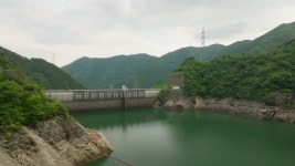 산에 있는 저수지의 수위 아래에 노출된 바위와 댐 무비클립, 동영상, 영상,HD 영상, HD 비디오, HD 비디오클립. 무비클립 209916267 산에 있는... 