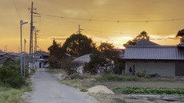 일본 시골 지역의 주택 옆 작은 길 위에 하늘에 주황색 일몰이 빛납니다. 무비클립, 동영상, 영상,HD 영상, HD 비디오, HD 비디오클립.... 