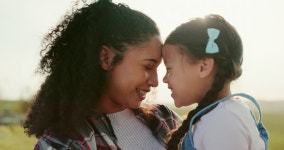 여름 동안 아르헨티나의 어머니 날을 맞아 농장에서 휴일에 키스, 아이, 어머니. 농업 분야에서 휴가를 보내는 동안 엄마로부터 사랑, 애정... 