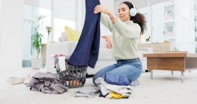 집에서 세탁, 옷, 옷 더미 또는 음악 작업을 하는 사람 무비클립, 동영상, 영상,HD 영상, HD 비디오, HD 비디오클립. 무비클립 211202262