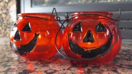 호박 모양의 밝은 주황색 촛대 두 개 잭오랜턴 실제 양초가 달린 유리... 무비클립 218219077 호박 모양의 밝은 주황색 촛대 두 개 잭오랜턴 실제... 