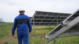 에너지 태양광 발전소 운영에 대한 문제를 해결하고 작업합니다. 태양 에너지 플랜트의 기술자 유지 보수 태양 전지 무비클립, 동영상, 영상,HD... 