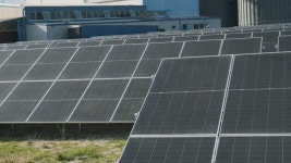 알바니아 티라나의 제분소에 있는 태양광 발전소의 태양광 패널. 지속가능한 에너지, 전력생산, 탈탄소화, 신재생 그린에너지 무비클립... 