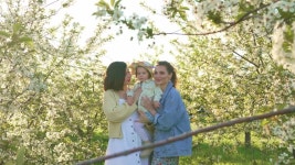 무비클립, 동영상, 영상,HD 영상, HD 비디오, HD 비디오클립. 무비클립 220253785 봄 정원에서 어린 소녀를 손에 들고 있는 두 명의 매력적인... 