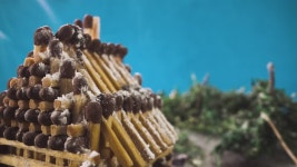 CU, 매크로 보기, 이동 캠: 겨울 나무 극단적인 파란색 및 녹색 화면에서 연기에 맞서 눈 덮인 성냥 집 모델 지붕이 있는 소형 애니메이션... 