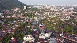 저녁에 조지타운 방향의 공중 전망 Ayer Itam 타운 무비클립, 동영상, 영상,HD 영상, HD 비디오, HD 비디오클립. 무비클립 210720770