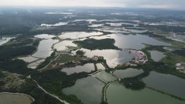 페락(Perak)의 캄파르(Kampar)에 있는 버려진 주석 광산 호수와 농장의 공중 전망 반사 무비클립, 동영상, 영상,HD 영상, HD 비디오, HD... 
