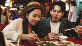 태국 방콕의 차이나 타운 야시장에서 함께 태국 길거리 음식을 먹는 젊은 아시아 커플 관광객들 무비클립, 동영상, 영상,HD 영상, HD... 