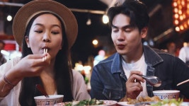 태국 방콕에 있는 차이나 타운 야시장에서 함께 태국 길거리 음식을 먹는 젊은 아시아 커플 관광객들 무비클립, 동영상, 영상,HD 영상, HD... 