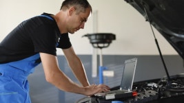 자동차 서비스, 자동차 정비사. 자동차 정비사는 진단 테스트를... 무비클립 193383607 자동차 서비스, 자동차 정비사. 자동차 정비사는 진단... 