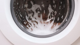 자동 세탁기가 작동 중이고 유리문을 통해 여러 가지 색상의 물건이 회전합니다. 세탁기 세탁 소독, 옷 청소 무비클립, 동영상, 영상,HD 영상... 
