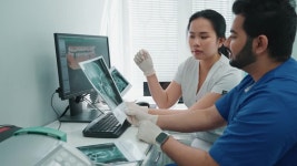 잘생긴 인도와 아시아 치과의사가 환자의 구강과 치료에 대한 파노라마 사진을 논의합니다. 무비클립, 동영상, 영상,HD 영상, HD 비디오, HD... 