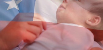 집에서 아기를 안고 있는 엄마의 중간 부분을 향해 칠레 국기를 흔드는 합성 영상. 애국심과 모성 개념 무비클립, 동영상, 영상,HD 영상, HD...