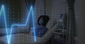 병원 침대에 누워 있는 아프리카계 미국인 여성 환자의 심박수 모니터 애니메이션. 의료 건강 관리 기술 개념 무비클립, 동영상, 영상,HD 영상... 