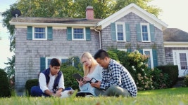 집 뒤뜰에서 개와 놀고 있는 다민족 친구들 무비클립, 동영상, 영상... 무비클립 190765314 집 뒤뜰에서 개와 놀고 있는 다민족 친구들