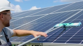 작업자는 태양광 발전소에서 깨끗한 물로 태양 전지판을 청소합니다. 무비클립, 동영상, 영상,HD 영상, HD 비디오, HD 비디오클립.... 