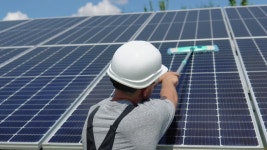 작업자는 태양광 발전소에서 깨끗한 물로 태양 전지판을 청소합니다. 무비클립, 동영상, 영상,HD 영상, HD 비디오, HD 비디오클립.... 