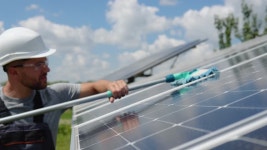 작업자는 태양광 발전소에서 깨끗한 물로 태양 전지판을 청소합니다. 무비클립, 동영상, 영상,HD 영상, HD 비디오, HD 비디오클립.... 
