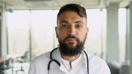 흰색 의료복을 입은 아라비아 남성 의사는 병원에서 좋은 품질의... 병원에 있는 행복한 남자 GP나 소아과 의사의 얼굴 사진. 건강 관리... 