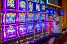 [100+] Slot Machines Pictures | Wallpapers.com