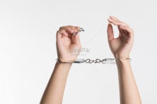  양손에 수갑을 차고 있다