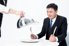 남성 종업원이 요리를 내요 사진 무료 다운로드 - Lovepik 남성 종업원이 요리를 내요