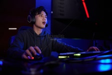 청년 남성 Pc 방 에서 밤 새 워 컴퓨터 게임 을 하 다 사진 무료 다운로드 - Lovepik 청년 남성 Pc 방 에서 밤 새 워 컴퓨터 게임 을 하 다