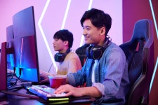  청년 남성 Pc 방 에서 컴퓨터 게임 을 하 며 라면 을 먹다