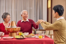 온 가족 이 설날 에 설날 밥 을 먹고 술 을 권 하 다 사진 무료 다운로드 - Lovepik 온 가족 이 설날 에 설날 밥 을 먹고 술 을 권 하 다