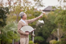  노인 단지에서 산보하며 화초를 감상하다.